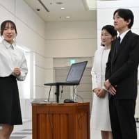 秋篠宮両殿下　広島訪問　原爆慰霊碑に供花