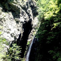 長野県茅野市、山の中、醤油樽の滝