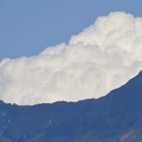 泡雲に包まれる八ヶ岳主峰。