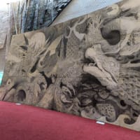 龍の壁画を劇場ホワイエに自立作業
