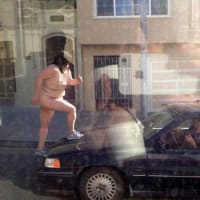 恐怖！前代未聞の珍事！）全裸女性が車をボコボコにする！