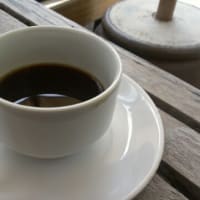 プールサイドでコーヒー