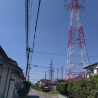 住宅地の紅白鉄塔