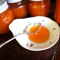 庭のアンズでジャムを作りました。