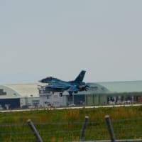 戦闘機F－２の着陸姿　松原展望台広場から