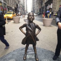 「恐れ知らずの少女」の像（Fearless Girl statue） 　