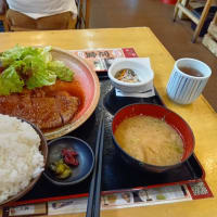 本日は街ぶらに載っていた９９０円ステーキ定食を食べに駒川商店街の満マル駒川店へ。ごはんみそ汁お替り自由。