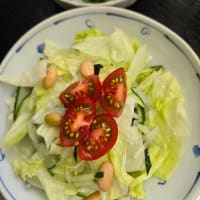 うちのごはん　　チヂミ　と　中華ワカメ　と　サラダ(^.^)