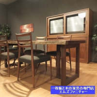 ６５３、ウォールナットの一枚板　ウォールナットの家具。今年も一年間人気商品です。一枚板と木の家具の専門店エムズファニチャーです。