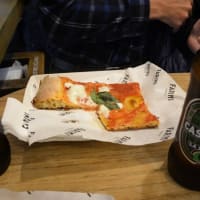 ヴェネツィア　リアルト橋の、ピザ屋さんでビールとピザのお昼！