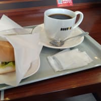 ガソスタ併設のドトールコーヒーで昼食。