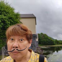 ダリ展で ダリのふりを しています