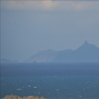 西海市の崎戸島の岬で～す。 彼方に以前に登頂した平戸島の志々伎岳・・・