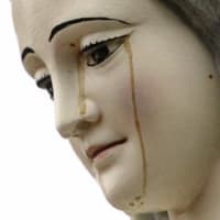 米カリフォルニア州で「血の涙流す」聖母マリア像