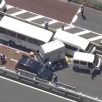 東京都品川区でマイクロバスやタクシー等６台の事故（５台しか映ってません）