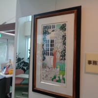 定期健診医院の待合室　------　絵や植木が飾ってあります