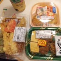 |M3111|近鉄八尾駅前のスーパー『コノミヤ』でホテル飯の買出し。地元スーパーの惣菜を頂いた後の4種の天ぷら冷やしうどんは良好なコシのうどん、天ぷらたっぷり、だしの利いた冷つゆで大満足・大満腹！