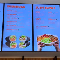 SUSHIDOGはやはり　海苔巻きをホットドッグ的にぱくついていただくものだった
