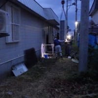 深夜のコンビニで何やらゴソゴソ・・・