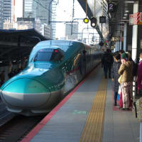 東京駅２０番線ホームを発着する東北新幹線はやぶさ３号　新青森行き