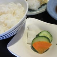「おいしい台所12か月」の日替わりランチは、天ぷら盛、海鮮納豆などが付いた、海老出汁味噌汁定食