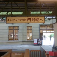 門司港へJRで向かう普通列車の風景