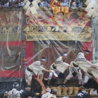 【京都幕間旅情】祇園祭二〇二五，山鉾巡行の辻回し-巨大な山鉾が転回へ祇園囃子にあわせて