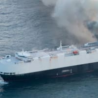 中国の港からメキシコに向かうEV800台積んだ貨物船で火災発生「消火不能なので放棄します」アラスカ沖で放棄発表