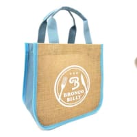 「ステーキハウス　ブロンコビリー」初の夏福袋を製作　ジュート素材のオリジナルトートバッグとバンブー製のオリジナルサラダボウル　7月6日（土）より全国のブロンコビリー店舗で販売開始