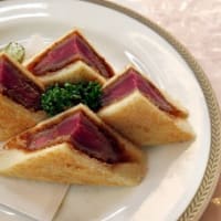 両国の「町の洋食屋さん　クインベル」を訪ねて　キッチンのオーナーシエフと若者に　自然体で出す技の凄さと誇りを感じた。