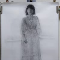 白いワンピースの女性　逆光