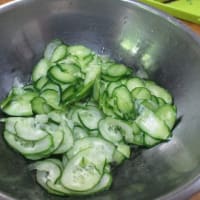 おばさんの料理教室　　キュウリの酢の物😕