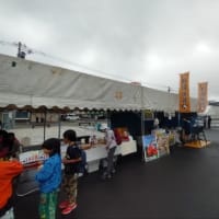 霧雨の中新得駅を歩く