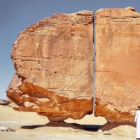 サウジアラビアの砂漠で発見された謎の割れた巨岩：宇宙人の仕業か？