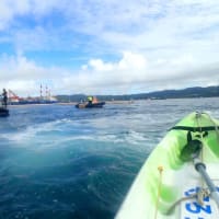 航路で大浦湾に入るガット船・砂利採取運搬船に抗議