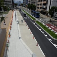 デッキ完　歩道も出来て　事務所消え（歩行者用デッキの工事完了）