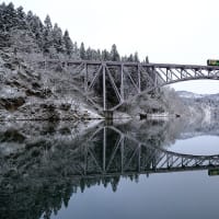 雪の一橋を見上げる（只見110系ほか）
