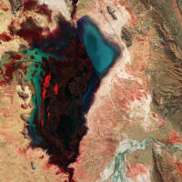 宇宙から見た地球: ボリビアの塩湖