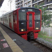 門司港へJRで向かう普通列車の風景
