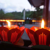 5月23日の夜、「鞍馬寺」で行われる「五月満月祭（ウエサクさい）」へ。参拝者が祈りを捧げ、灯す赤いロウソク