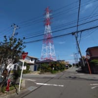 住宅地の紅白鉄塔
