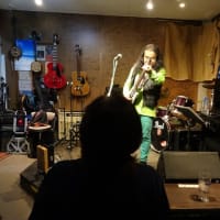 城間健市ライブを楽しむ