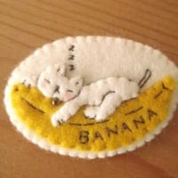 「なんか気になる猫」アップリケの毛糸小銭入れ