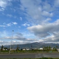 朝の散歩での新川と手稲山の風景　2024.5.10朝