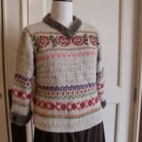 バラの編み込み模様のセーター