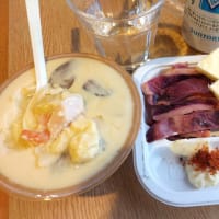 |M3102|立川柴崎町2丁目『7-11』でホテル飯の買出し。セブンの惣菜と明治の６ｐチーズで開始して、冷製パスタ海老のトマトクリームチーズソースで締めたが想像以上の美味しさだった！