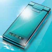 au 夏モデルにソーラーパネル採用防水携帯が登場、発売は6月を予定