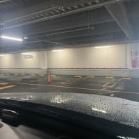 ガラガラの駐車場。