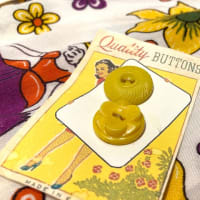 ヴィンテージプラスチックボタンイエロー２個セット/Vintage Plastic Yellow Buttons