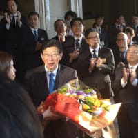 最後の記者会見で「リニア」問題を熱く語り県庁を去る川勝知事を見送り握手！